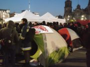 Bomberos inician plantón indefinido en el Zócalo Exigen el pago a 330 trabajadores