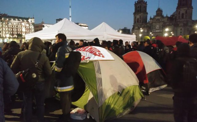 Bomberos inician plantón indefinido en el Zócalo Exigen el pago a 330 trabajadores