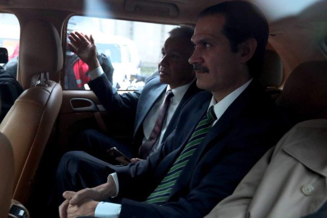 Padrés con pie y medio fuera del reclusorio