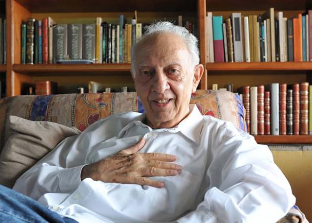 Universidad Veracruzana requiere de más de año y medio para exhibir biblioteca de Sergio Pitol