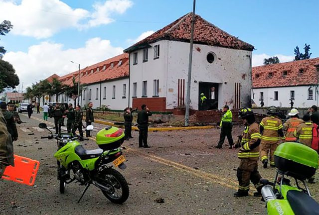 Cifra de muertos por atentado en Colombia sube a 21; gobierno culpa al ELN