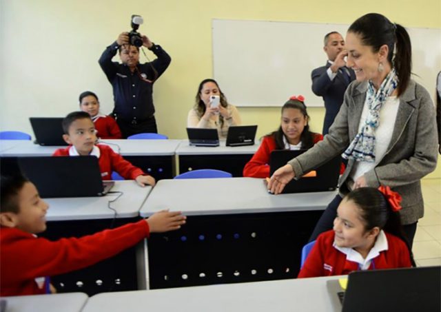 Sheinbaum entrega primera escuela rehabilitada después del 19S