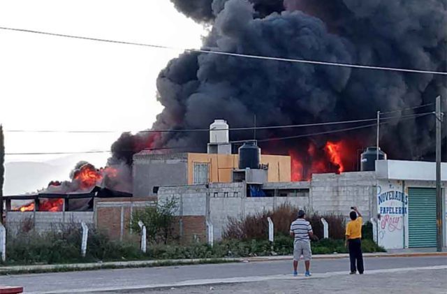 Se incendia bodega donde se guardaba combustible huachicol