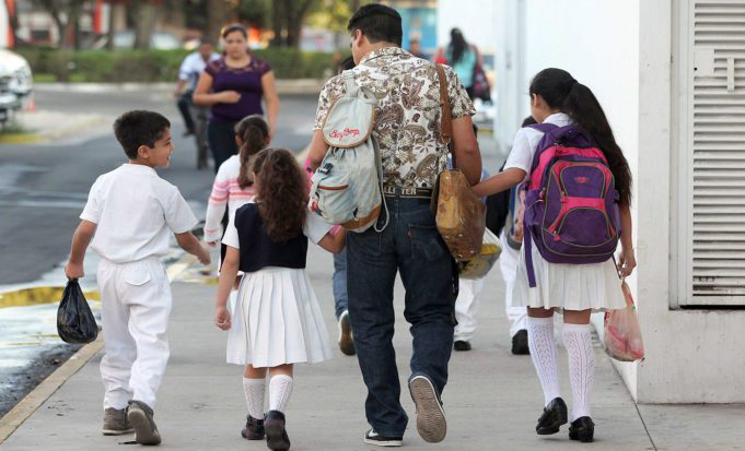 El Dictamen - Más de dos millones de alumnos regresaron a clases este lunes