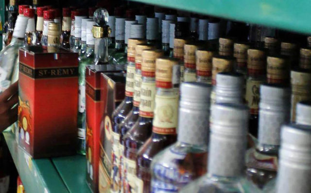 Alcohol y pirotecnia ilegal brillan el fin de año en Tulancingo Decomisaron más de 1,400 botellas de alcohol ilegal