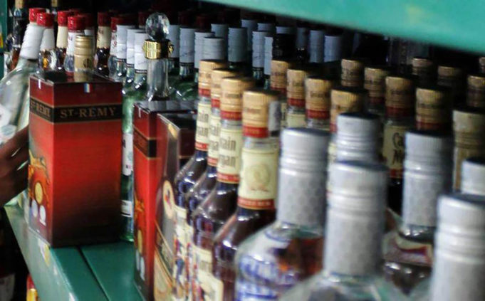 Decomisaron más de 1,400 botellas de alcohol ilegal
