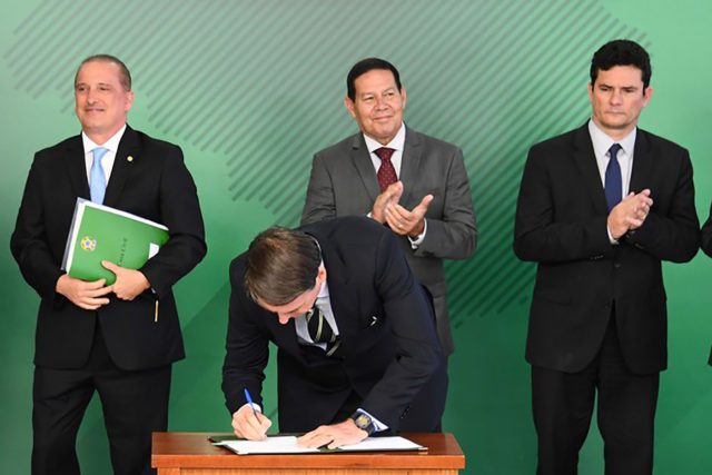 Bolsonaro flexibiliza posesión de armas de fuego Los brasileños podrán adquirir licencias de posesión de hasta 10 años