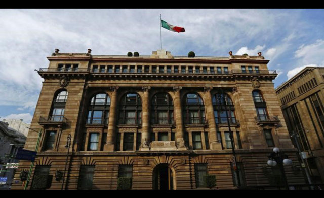 Banxico se ampara contra Ley de Remuneraciones Banxico se suma a la SCJN en su pleito de sueldos contra el gobierno federal