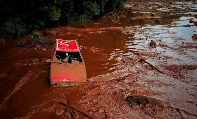 Noticieros televisa - Derrumbe de presa en Brasil ya ha dejado 60 muertos