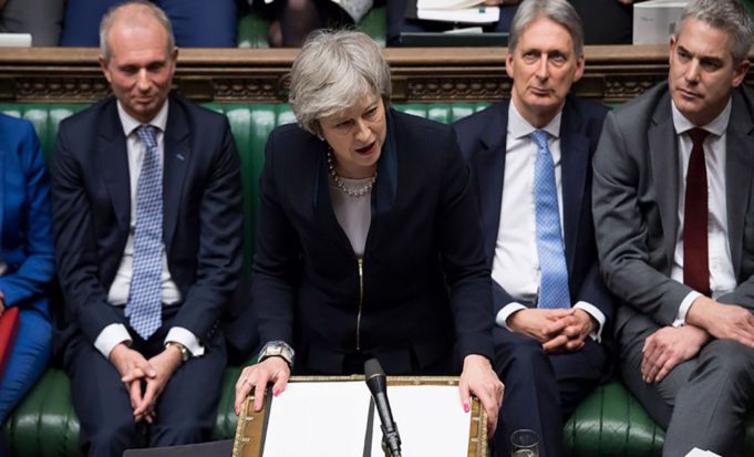 Perfil - May supera la moción de censura tras su fracaso en el Brexit