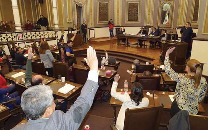 Ya son 19 los candidatos que aspiran a la gubernatura interina de Puebla Luisito Comunica levanta la mano como aspirante