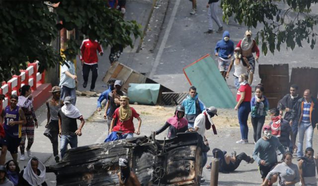 Simpatizantes y opositores de Maduro polarizan Venezuela; enfrentamientos dejan 4 muertos