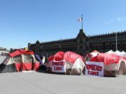 Bomberos retiran plantón del zócalo capitalino Asegura Claudia Sheinbaum que las 330 plazas no existen