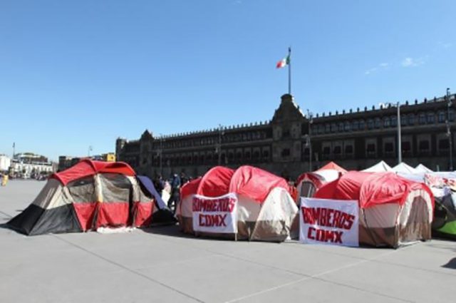Bomberos retiran plantón del zócalo capitalino Asegura Claudia Sheinbaum que las 330 plazas no existen