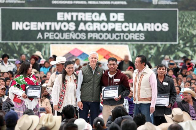 Del Mazo otorga apoyos a productores de 10 municipios