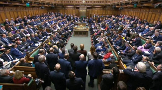 Parlamento apoya a May para renegociar Brexit