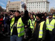 Continúa la huelga de taxistas en España Uber y Cabify abandonan Barcelona tras resolución al conflicto