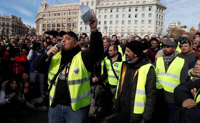 Continúa la huelga de taxistas en España Uber y Cabify abandonan Barcelona tras resolución al conflicto
