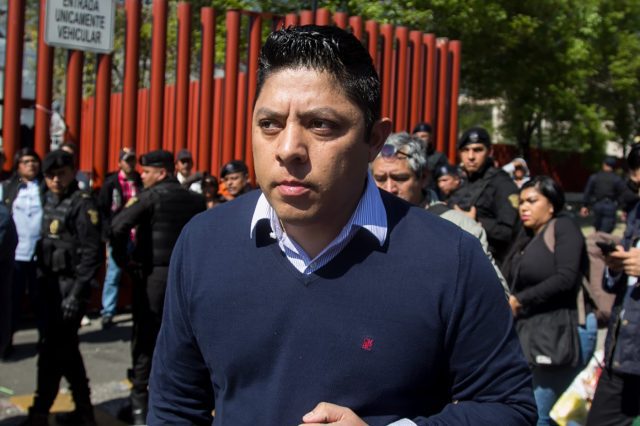 Coordinador de diputados y ocho perredistas más abandonan el Sol Azteca