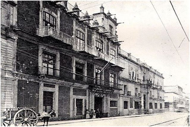 Disculpe, señor, ¿sabe qué hora es? La plaza del ajolote