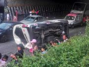 Camioneta de transporte público cae de un puente