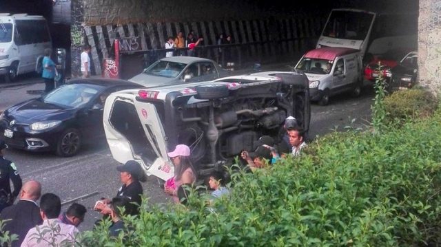 Camioneta de transporte público cae de un puente
