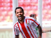 Gio con medio pie en Chivas