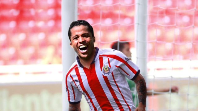 Gio con medio pie en Chivas
