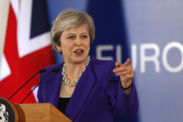 Theresa May intentará renegociar pese a la negativa de la Comisión Europea