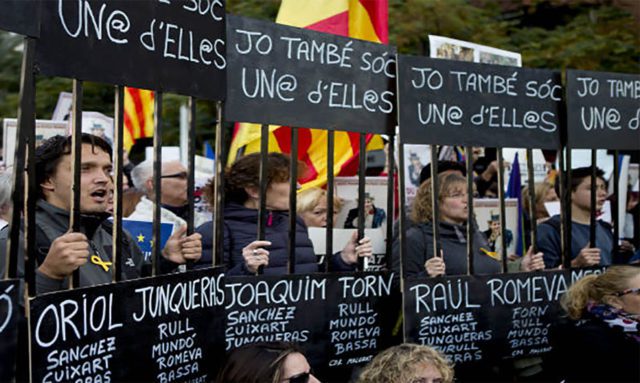 Independentistas catalanes son trasladados a Madrid para ser juzgados