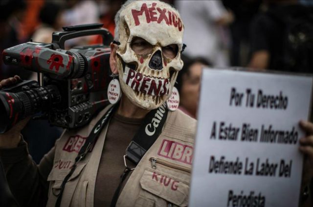 ¡Nos siguen disparando! ¡Nos siguen disparando!