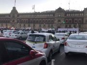 Taxistas se manifiestan en el Zócalo contra aplicaciones de transporte Excelsior - Taxistas se manifiestan en el Zócalo contra aplicaciones de transporte