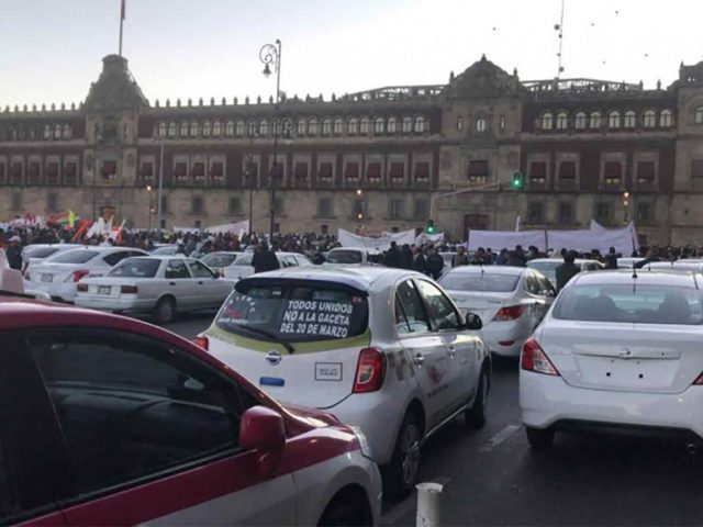 Taxistas se manifiestan en el Zócalo contra aplicaciones de transporte Excelsior - Taxistas se manifiestan en el Zócalo contra aplicaciones de transporte