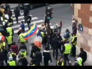 Ondea bandera venezolana en París Chalecos amarillos portan bandera bolivariana en manifestación