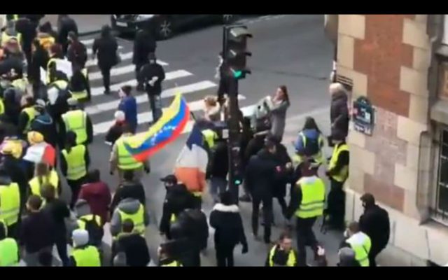 Ondea bandera venezolana en París Chalecos amarillos portan bandera bolivariana en manifestación
