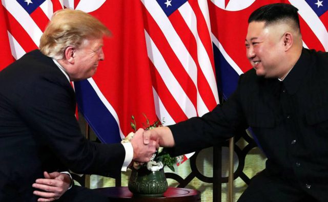 En inicio de cumbre, Trump persuade a Kim con mejoras económicas En inicio de cumbre, Trump persuade a Kim con mejoras económicas