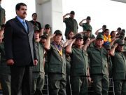 Militares venezolanos reiteran obediencia a Maduro; se declaran en alerta