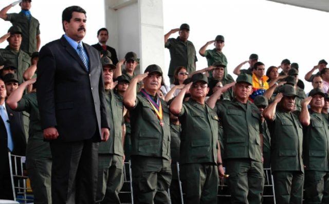 Militares venezolanos reiteran obediencia a Maduro; se declaran en alerta