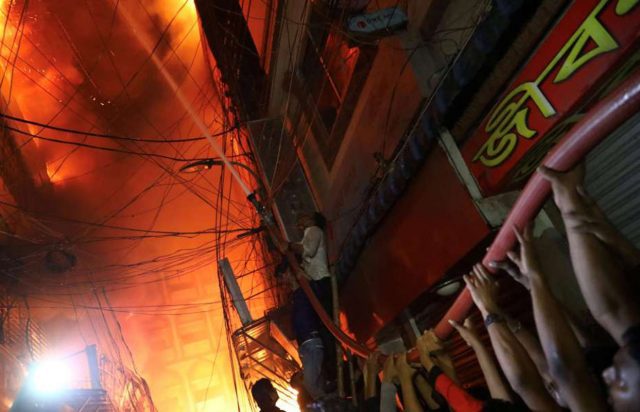 Incendio en Bangladesh deja al menos 78 muertos Incendio en Bangladesh deja al menos 78 muertos