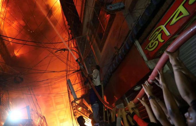 Incendio en Bangladesh deja al menos 78 muertos