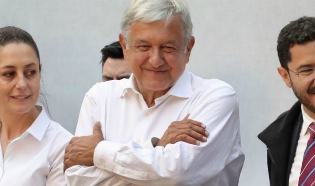 AMLO perdió los abrazos en el camino a San Lázaro