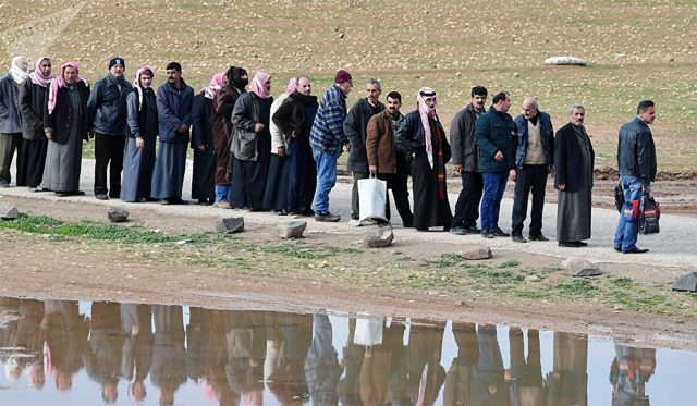 Civiles abandonan la última fortaleza de los yihadistas en Siria