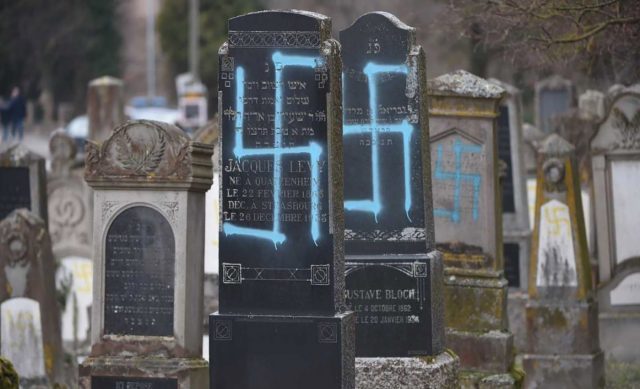 Neonazis profanaron 80 tumbas de judíos en Francia T13 - Neonazis profanaron 80 tumbas de judíos en Francia