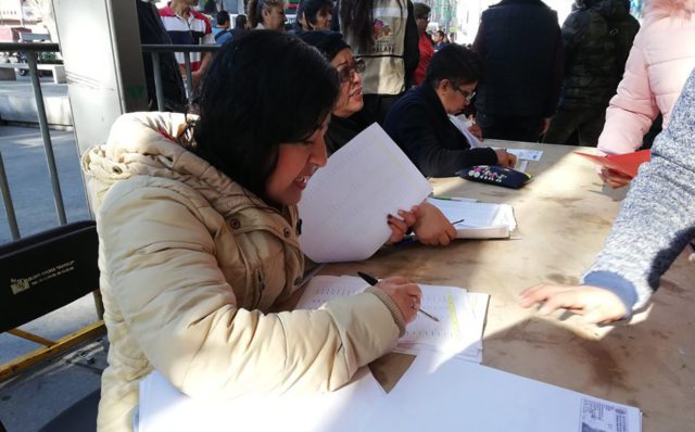 Gobierno capitalino entrega tarjetas con 8 mil pesos a damnificados