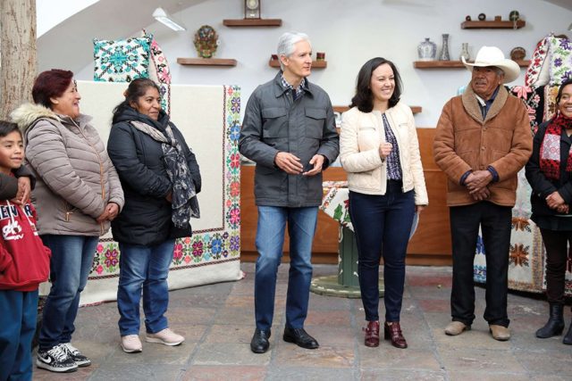 Del mazo entrega apoyos a productores de prendas de lana