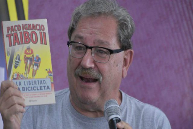 Bara bara, Taibo anuncia libros del FCE a ocho pesitos