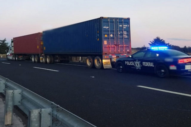 Federales aseguran tráiler que fue robado en Atlacomulco