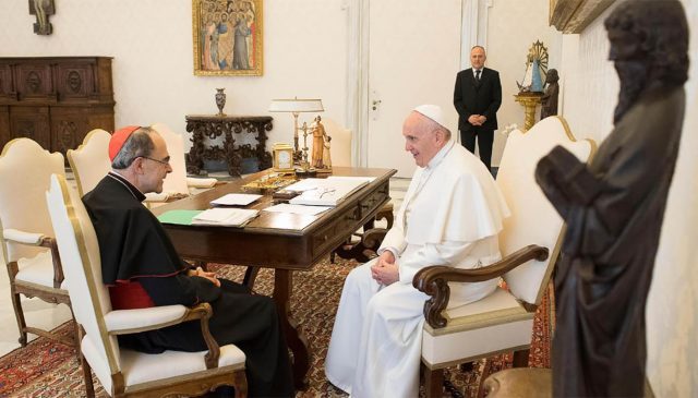 Papa rechaza renuncia de cardenal que encubrió a cura pederasta