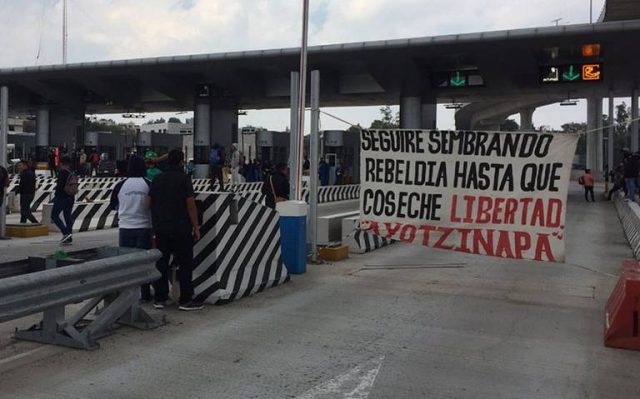 Normalistas tomaron la caseta de Cuernavaca en pleno fin de semana largo Piden cancelar el examen de ingreso a la Normal