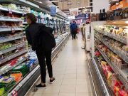 Inflación baja por primera vez en una década
